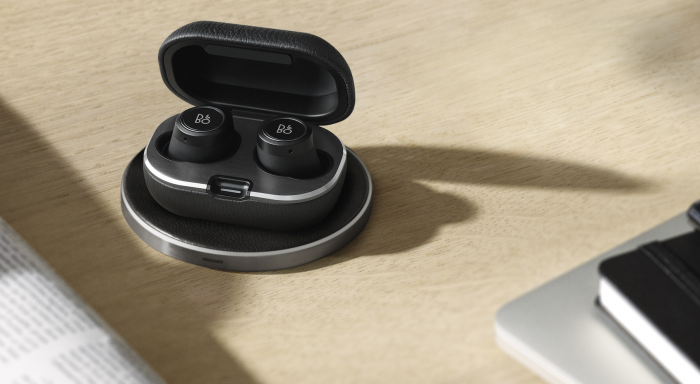 Beoplay E8 2.0 mit Qi-Ladepad (Bild: B&amp;O)